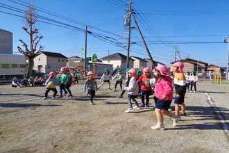 保育所ゆりかご園とドッジボール対決をする年長児