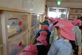 ゆりかご園の給食室を見学する年長児