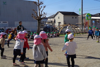ゆりかご園の年長児とドッジボール対決をする年長児