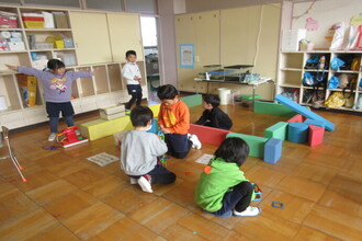 温泉ごっこをしている年中児