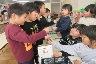 駄菓子屋さんをしている年長児