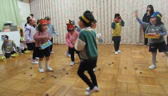 みどり組が鬼役になってもも組が豆まき