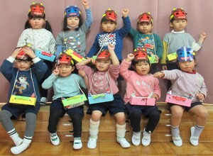 もも組、鬼のお面をかぶって豆箱持って記念撮影