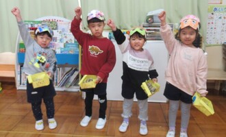 き組はお休み友達の分も鬼を追い出すために豆まき、はりきっています