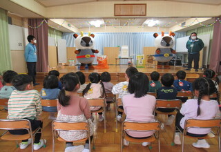 あかかもしとあおかもし登場に大喜びの子どもたち