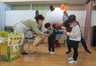 考えながらごみの分別をする子どもたち