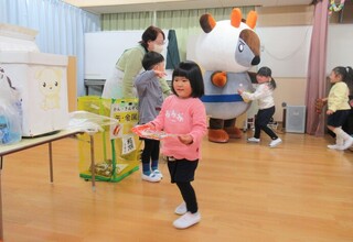 ごみの分別を楽しむ子どもたち