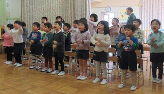 みんなで資源ごみを変身させるおまじないをしています