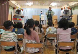 リサイクルボックスから出てくる物に興味津々の子どもたち