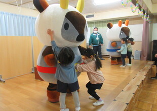 あかかもしとあおかもしとハグする子どもたち