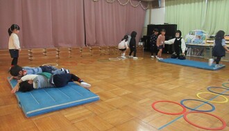 忍者に変身してマット遊びやジャンプをしています
