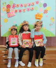 誕生児、プレゼントもらって記念撮影