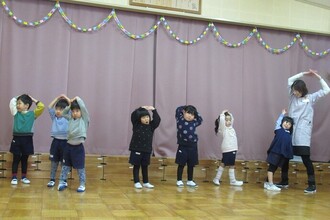 朝のきらきらタイムのストレッチをしています