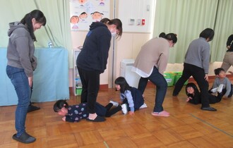 最後は、お母さんたちがトンネルを作ってくれて、子どもたちが這って通っています