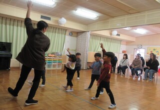 き組の保育参加はお気に入りの体操から始まりました