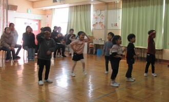 カメレオンになりきってダンス！色探しも楽しみました