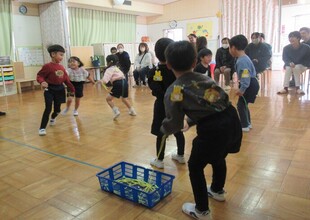 何度でもしっぽをつけて参加できる復活しっぽ取りゲームをしています