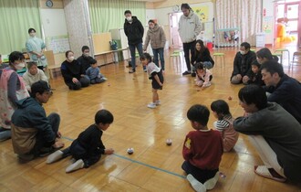 おうちの人にこま回しをみてもらい嬉しそう