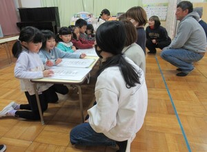 親子で文字数タッチゲームをしています