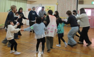 おうちの人たちとダンス楽しそう