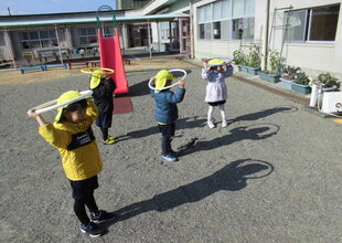 フラフープを持って影遊びをしているき組
