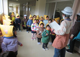 3階まで避難した子どもたち園長先生の話を聞いています