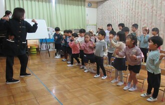 みんなで鬼のパンツを歌って踊っています