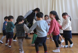 もも組のみんなでかごめかごめをしています