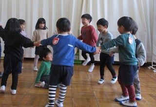 かごめかごめを楽しむもも組の子どもたち