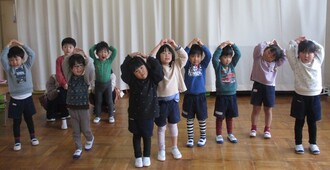 みんなでダンス「あげあげドーナツ」を踊っています