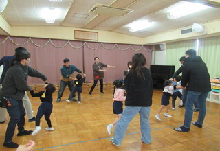 親子でふれあ遊びを楽しんでいます