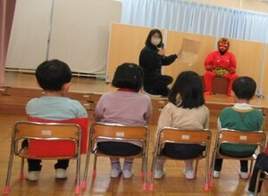 子鬼のはくくん登場にちょっとドキドキの子どもたち