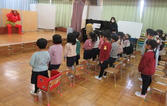 自分中にいる追い出したい鬼を一人ずつ発表し、その後、「まめまき」の歌を歌っています」