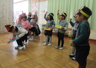 もも組さん豆まきの準備をしてエイエイオー！