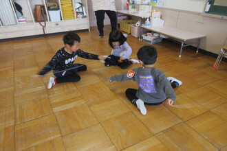 こま回しを楽しむ年中児