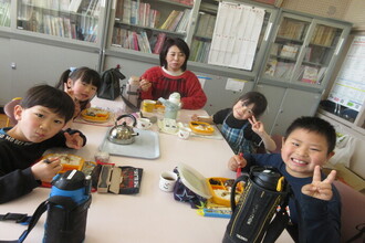 園長先生と昼食を食べる年長児
