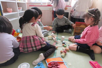 ままごとで遊ぶ年少児