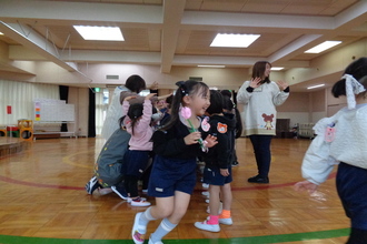 年少組と年中組の花道を通って退場する年長児