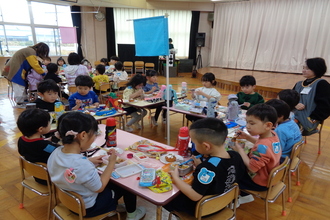 グループ別に会食を楽しむ子ども達