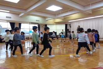 椅子取りゲームを楽しむ年長児