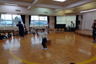 椅子取りゲームで優勝し喜ぶ年長児