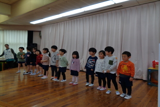 ゲームで優勝したオレンジチームの子ども達