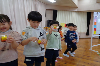 優勝景品ピカチュウの手作りおもちゃをもらって喜ぶ子ども達