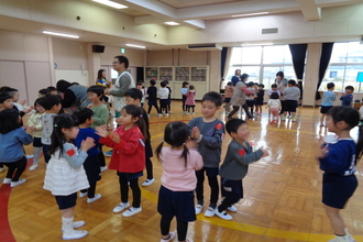 フォークダンスを踊る子ども達
