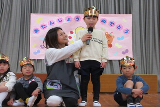 インタビューを受ける年長児