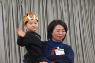園長先生に抱っこしてもらう年中児