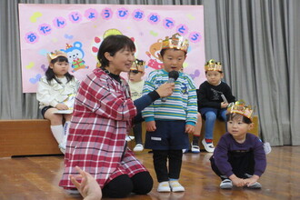 インタビューを受ける年少児