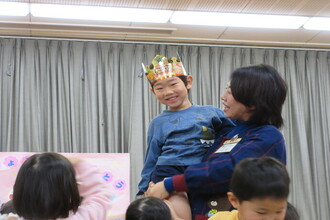 園長先生に抱っこしてもらう年長児