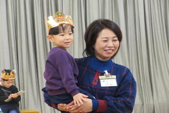 園長先生に抱っこしてもらう年少児