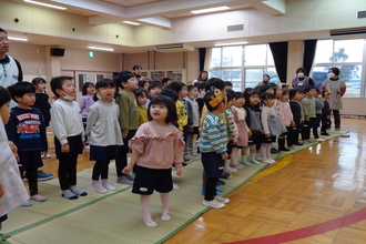 歌を歌っている園児